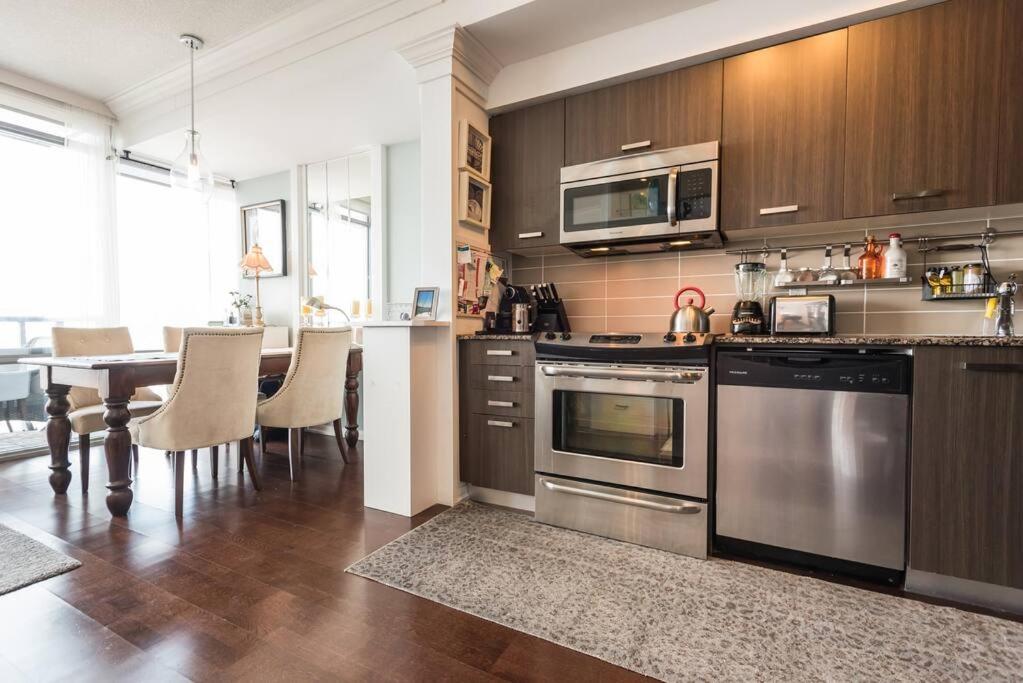 Stunning Condo With Fantastic View Of The City! 토론토 외부 사진